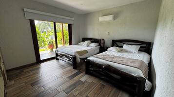 6 bedrooms, iron/ironing board, WiFi, bed sheets