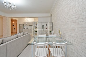 Deluxe Apartment, City View | Living area