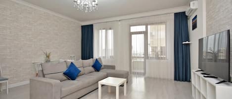 Deluxe Apartment, City View | Living area