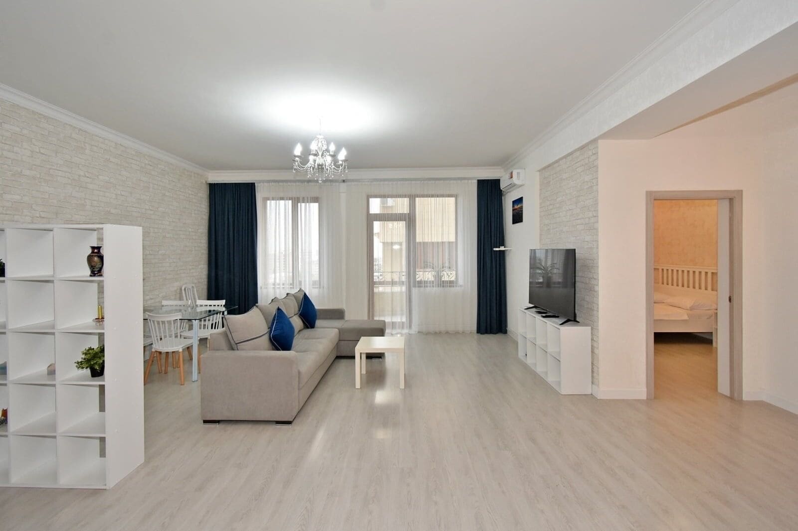 Deluxe-Apartment, Stadtblick | Wohnbereich | 50-Zoll-Flachbildfernseher mit Kabelempfang