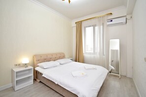 Leilighet – deluxe, byutsikt | Blendingsgardiner, strykejern/-brett og wi-fi (inkludert)