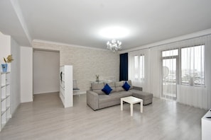 Deluxe Apartment, City View | Living area