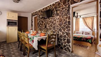 House, 2 Bedrooms, Mountain View | Private kitchenette
