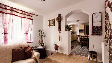 House, 2 Bedrooms, Mountain View | Living area