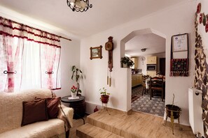 House, 2 Bedrooms, Mountain View | Living area