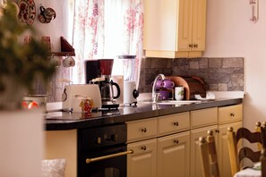 House, 2 Bedrooms, Mountain View | Private kitchenette