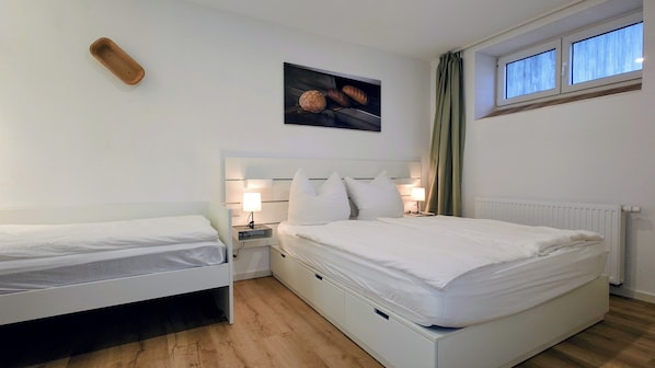 2 bedrooms, internet, bed sheets
