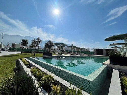 Modern Home With Pool, Garden & 24 7 Security