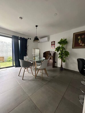 House, 3 Bedrooms, Accessible, Balcony | Dining