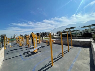 Modern Home With Pool, Garden & 24 7 Security