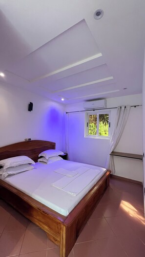 ستائر تعتيم وإنترنت سلكي مجاني