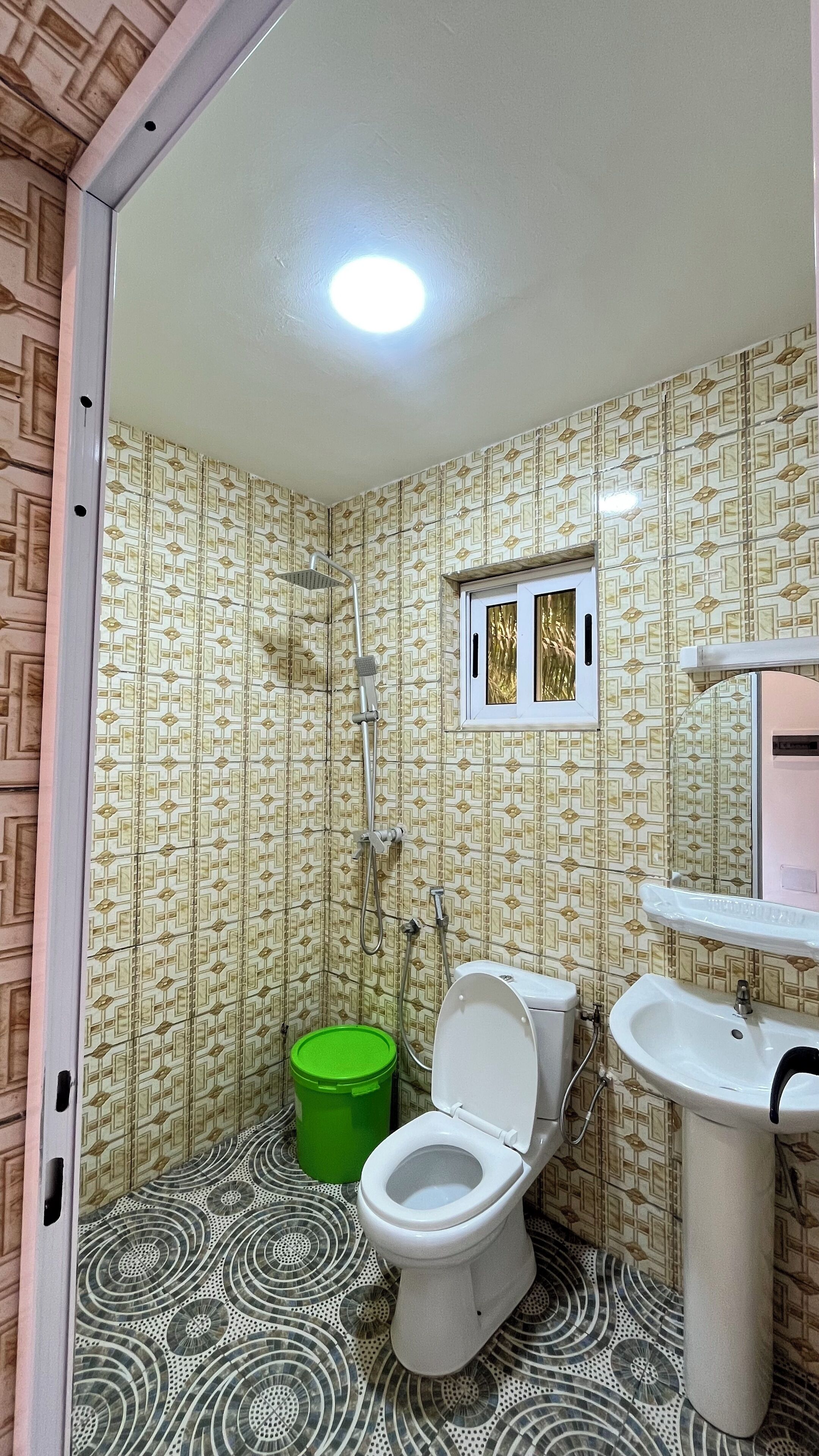 Camera Classic, vista giardino | Bagno | Doccia, asciugamani, sapone, carta igienica