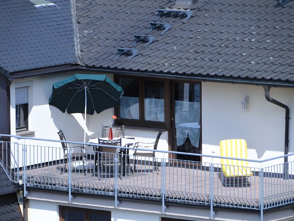 Outdoor dining - Holiday Apartment 'Anna Vollmer' with Shared Terrace and Wi-Fi (Gengenbach)