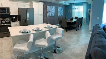Kondominium, 2 kamar tidur | Tempat makan