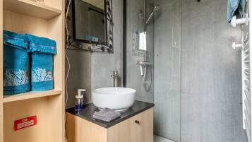 Regadera, secadora de cabello, toallas