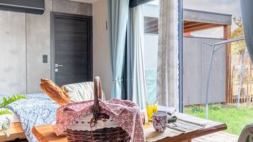 Tabla de planchar con plancha y ropa de cama