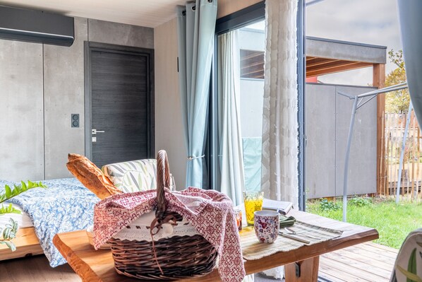 1 bedroom, iron/ironing board, bed sheets - O' petit jardin ... simply feel good! (Cholet)