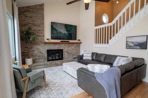 Una televisión, una chimenea, videojuegos, libros