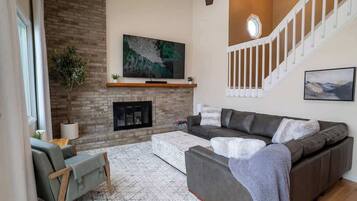 Televisión, chimenea, videojuegos, oficina