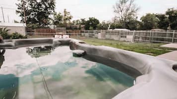 Bain à remous extérieur