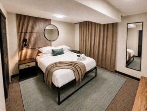 5 bedrooms, iron/ironing board, WiFi, bed sheets - CO9. (House) Sleeps 12 | Hot Tub + Game Room + Theater (Denver)