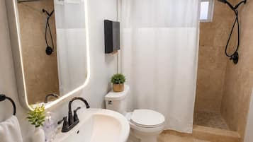 Douche, sĂšche-cheveux, serviettes fournies, shampoing
