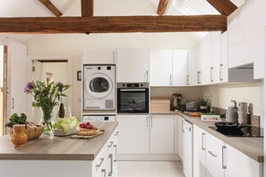 Microwave, oven, dishwasher - Coach House (Cotesbach)