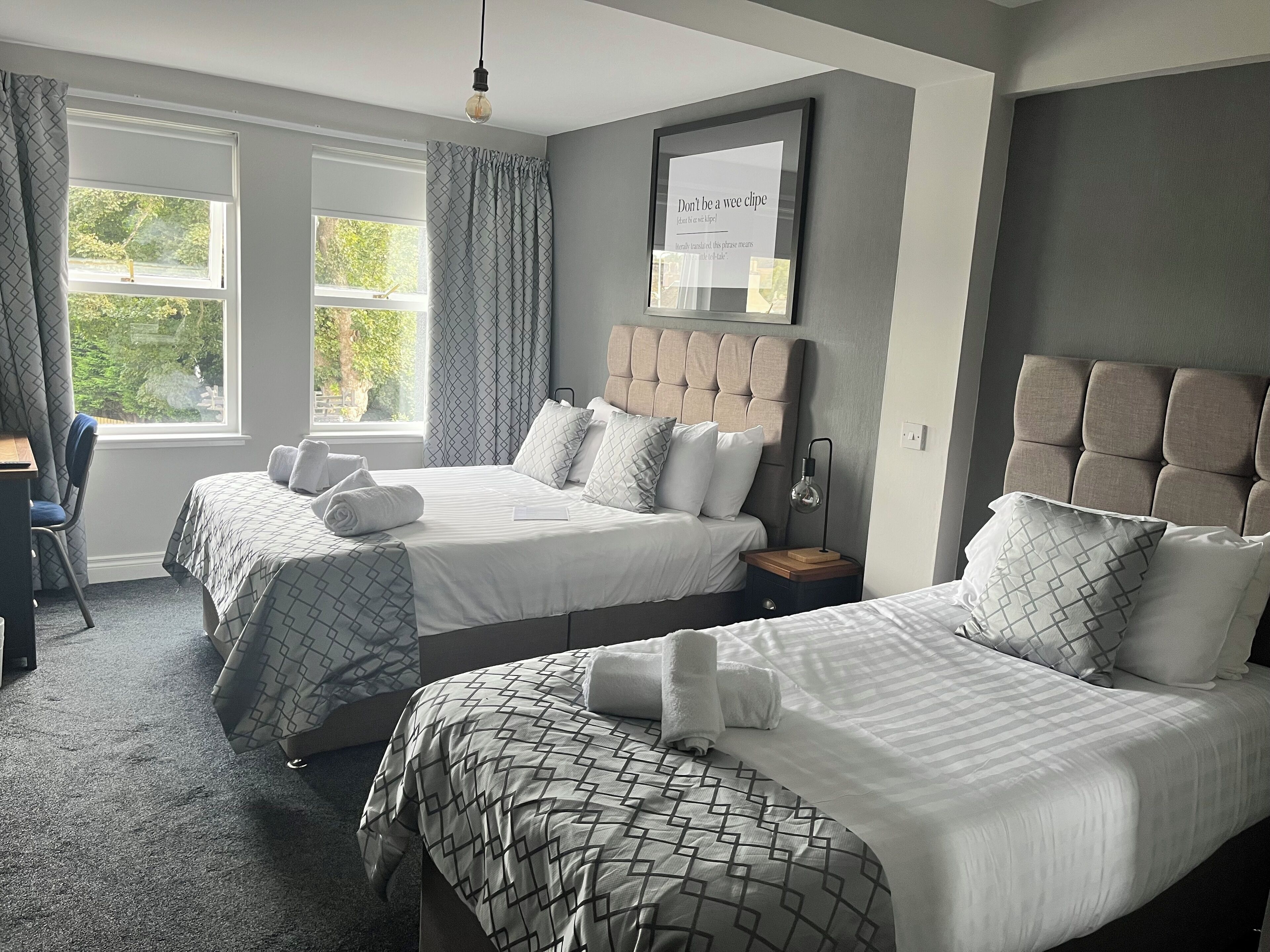 Quarto triplo standard | Ferros/tábuas de passar roupa, Wi-Fi de cortesia