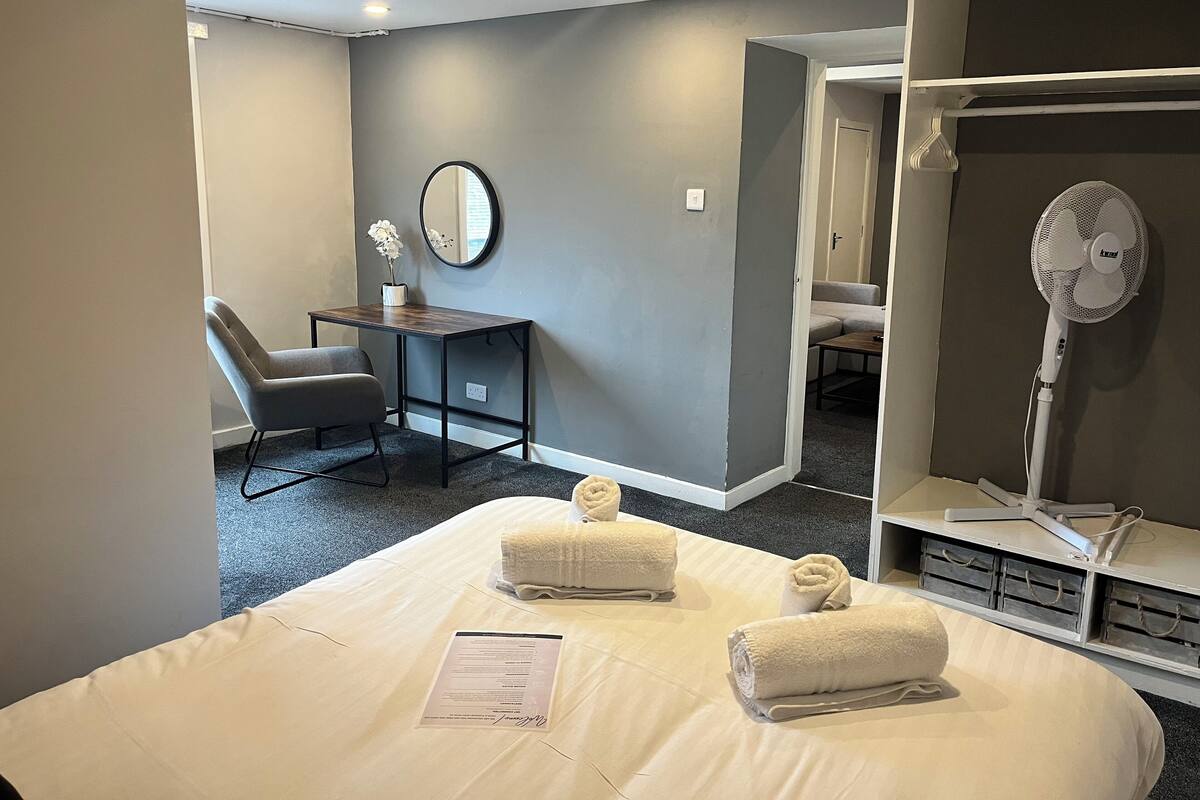 Superior Suite | Iron/ironing board, free WiFi