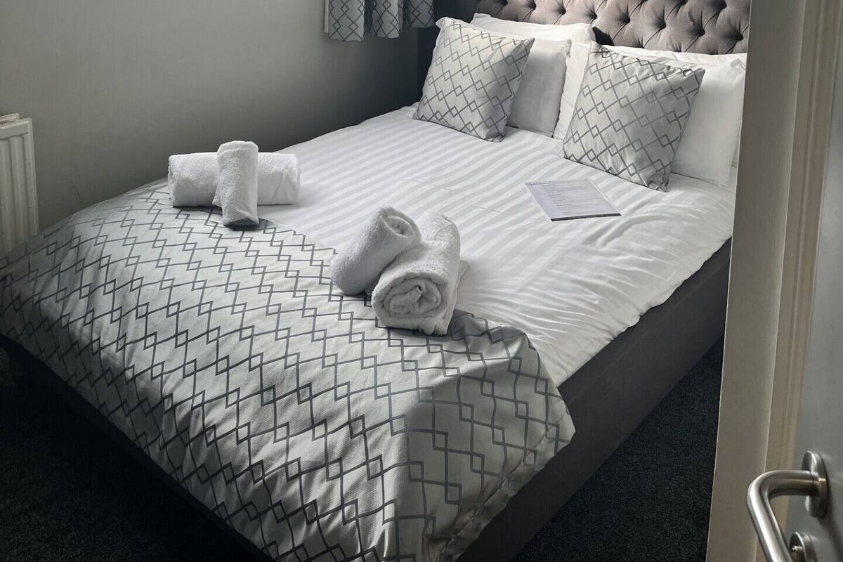 Basic Double Room | Iron/ironing board, free WiFi