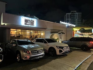 Um edifício com uma placa que diz 