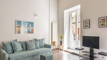 Apartamento, 2 quartos, sacada, vista para a cidade | Área de estar | TV 30 polegadas com canais via satélite