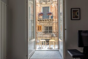 Apartamento, 2 quartos, sacada, vista para a cidade | Sacada