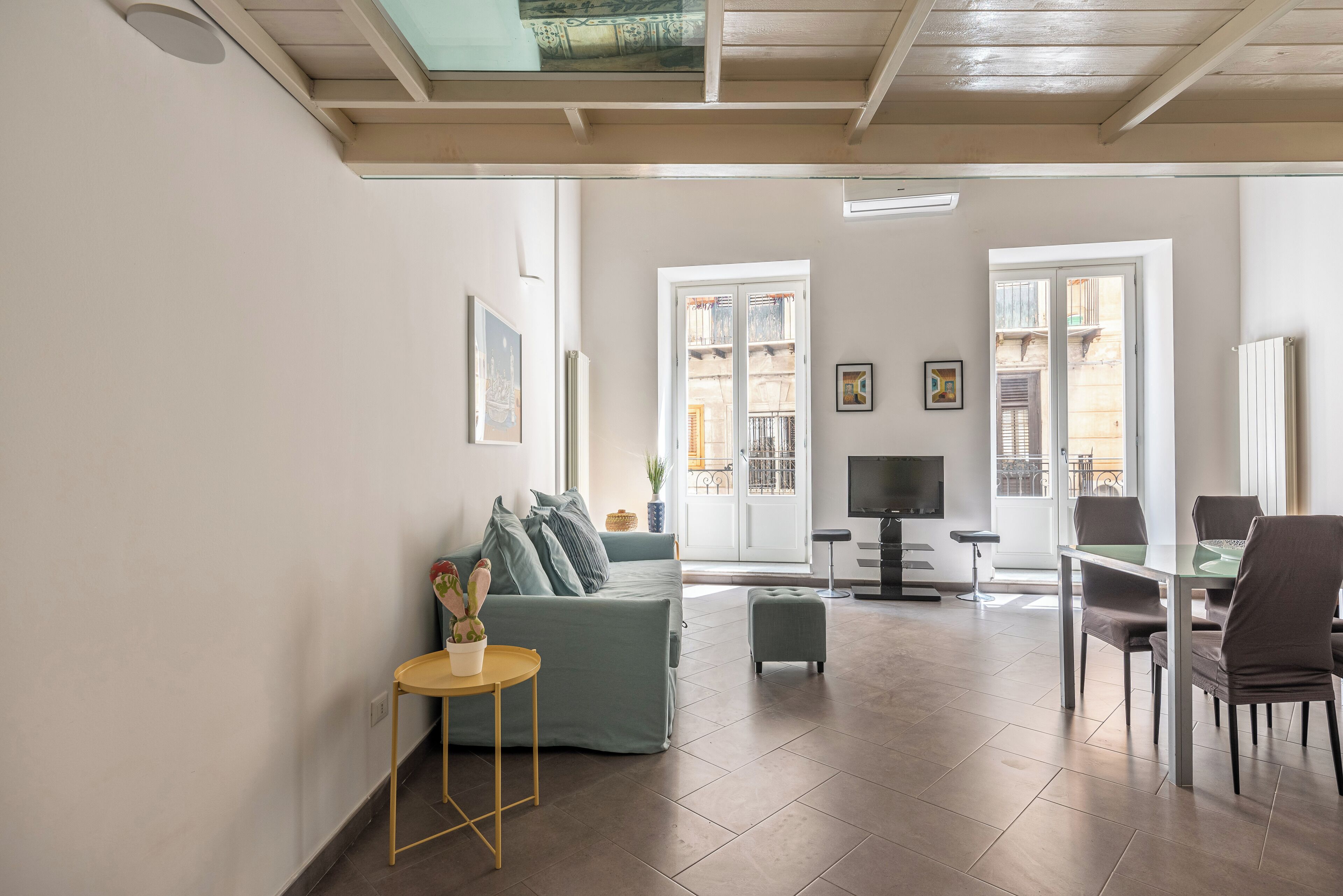 Apartamento, 2 habitaciones, balcón, vistas a la ciudad | Zona de estar | Televisión de 30 pulgadas con canales por satélite