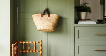 Thames Mansion: A Serene Riverside Escape