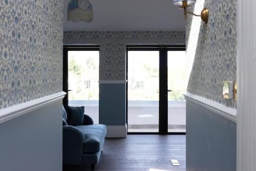 Thames Mansion: Peaceful Riverside Getaway Near Windsor & Heathrow