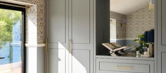 Thames Mansion: Peaceful Riverside Getaway Near Windsor & Heathrow