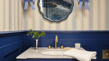 Douche, sĂšche-cheveux, serviettes fournies, papier toilette