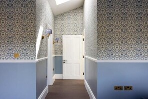Interior - Thames Mansion: Peaceful Riverside Getaway Near Windsor & Heathrow (Wraysbury)