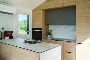 Frigorífico, microondas, horno y placa de cocina