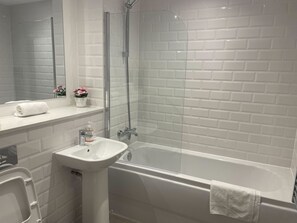 Bañera con ducha, artículos de tocador gratuitos, secador de pelo