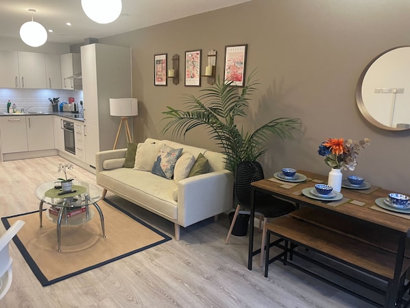 Apartment, Multiple Beds, Non Smoking | Living area | Flat-screen TV