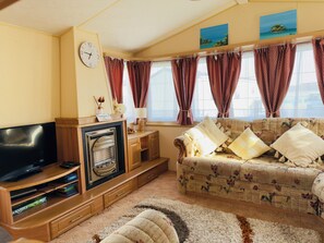 Smart TV, fireplace - 4-berth holiday home in Ingoldmells with direct beach access, perfect for family holidays. (Skegness)