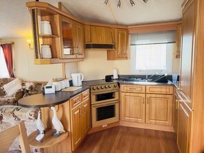 Fridge, oven, toaster, cookware/dishes/utensils - 4-berth holiday home in Ingoldmells with direct beach access, perfect for family holidays. (Skegness)