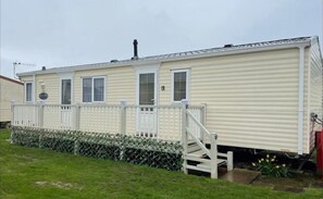 Exterior - 4-berth holiday home in Ingoldmells with direct beach access, perfect for family holidays. (Skegness)