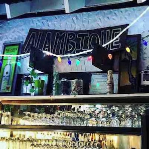 Una fachada con un letrero que dice "ALAMTOE" y varios artículos exhibidos en el escaparate.