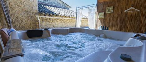 Outdoor spa tub