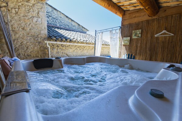 Outdoor spa tub