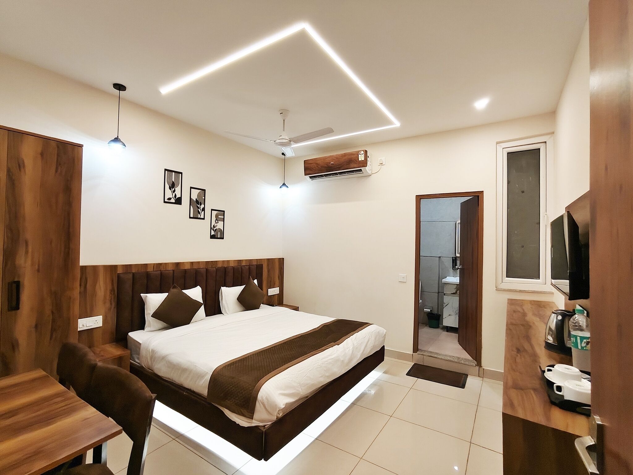 Egyptian cotton sheets, premium bedding, Tempur-Pedic beds, desk