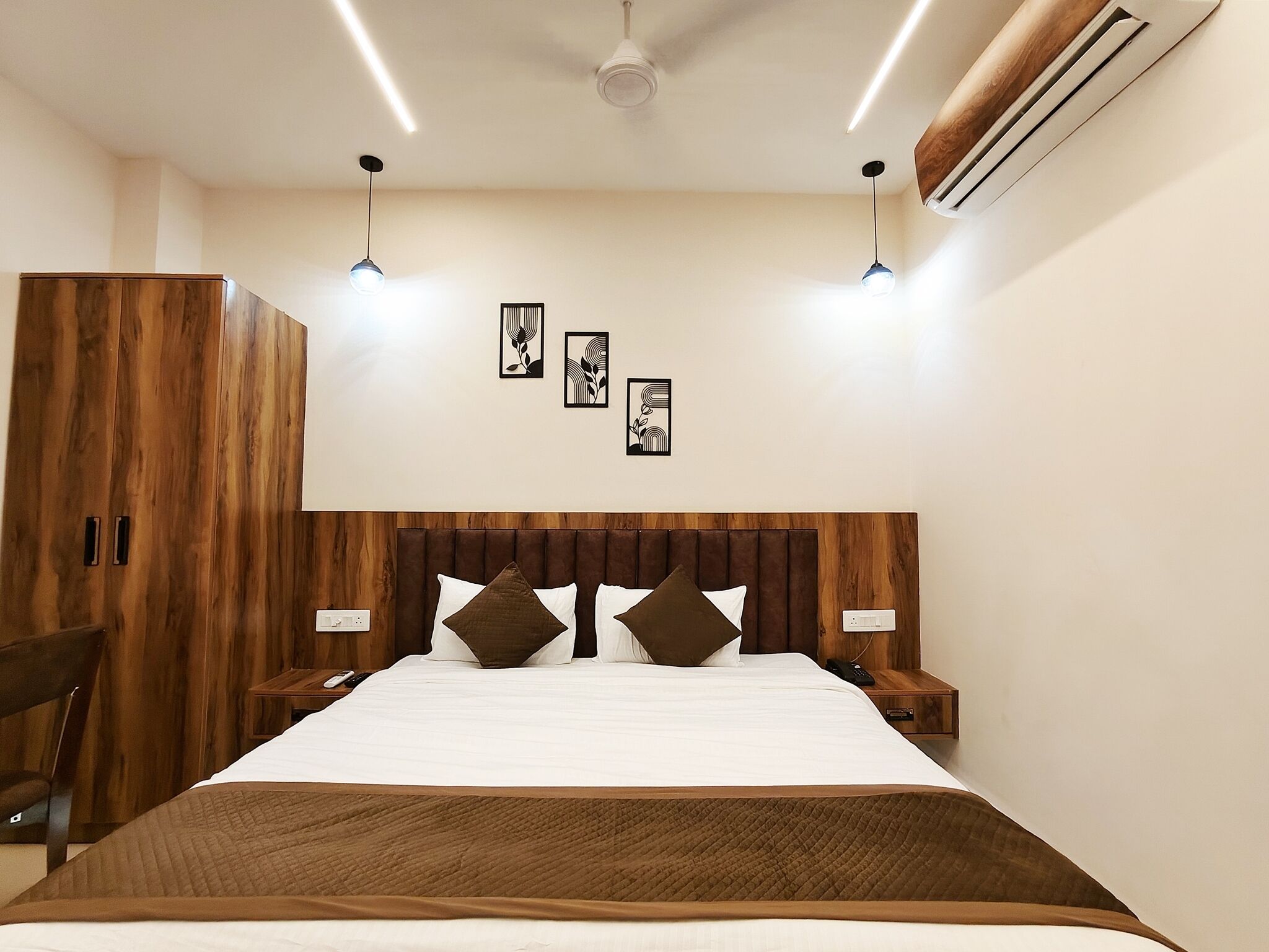 Egyptian cotton sheets, premium bedding, Tempur-Pedic beds, desk